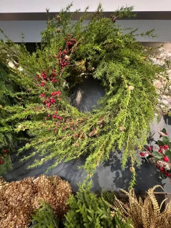50″ (127Cm) Green Spray And Red Berry Christmas Wreath